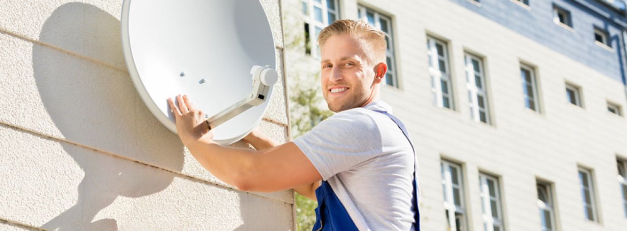 Antenneninstallateur für deutsche Sender, Satellitenschüssel