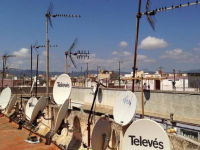 Antenneninstallateur für deutsche Sender, Satellitenschüssel