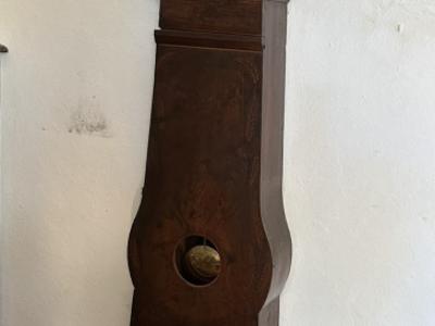 Reloj de pie antiguo mallorquín de madera, mecánico con movimiento de campanas y péndulo para dar cuerda