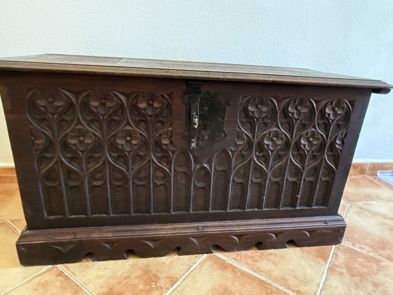 Cofre español antiguo c.1900 con tallas a mano