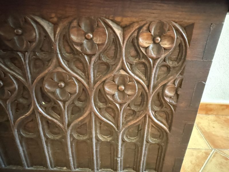 Antike Spanische Truhe ca.1900 mit Handschnitzarbeiten