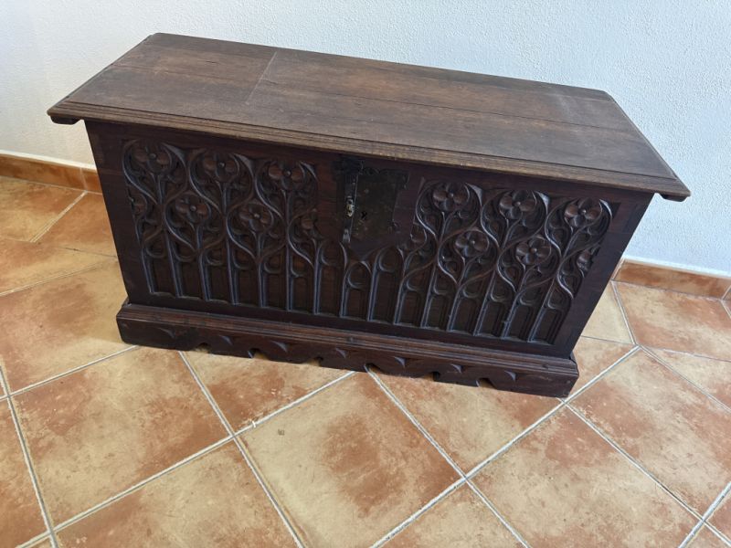 Antike Spanische Truhe ca.1900 mit Handschnitzarbeiten