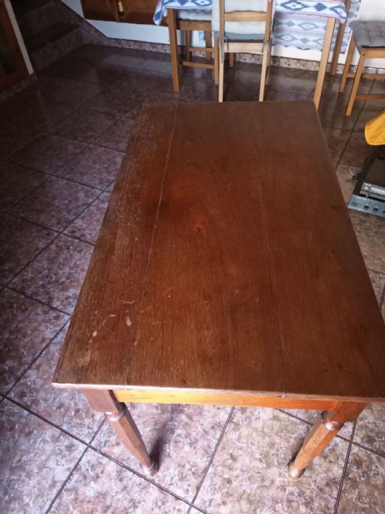 Mesa auxiliar antigua