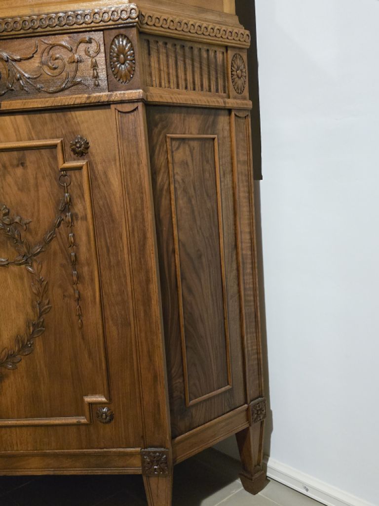 Armario de esquina antiguo en nogal, Louis Seize