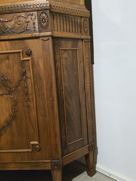 Armario de esquina antiguo en nogal, Louis Seize