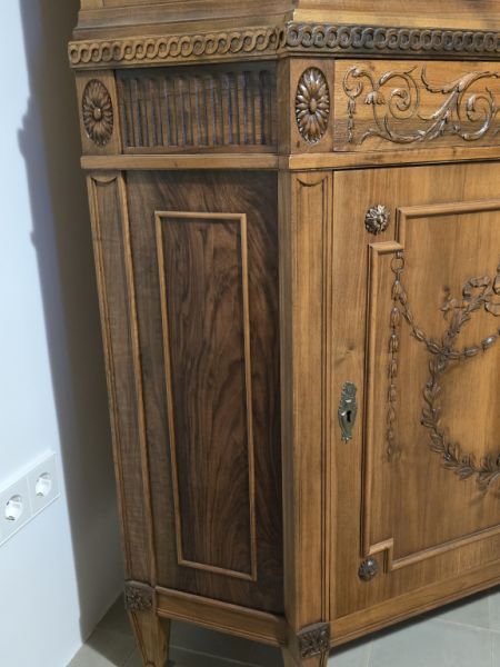 Armario de esquina antiguo en nogal, Louis Seize