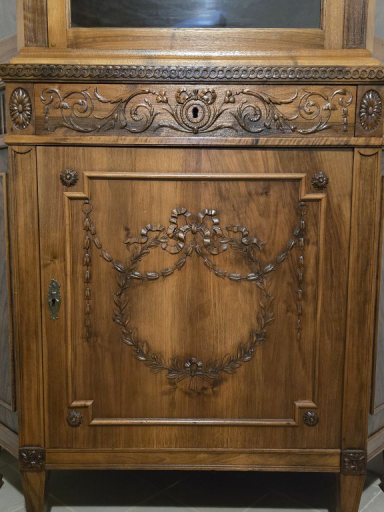 Armario de esquina antiguo en nogal, Louis Seize