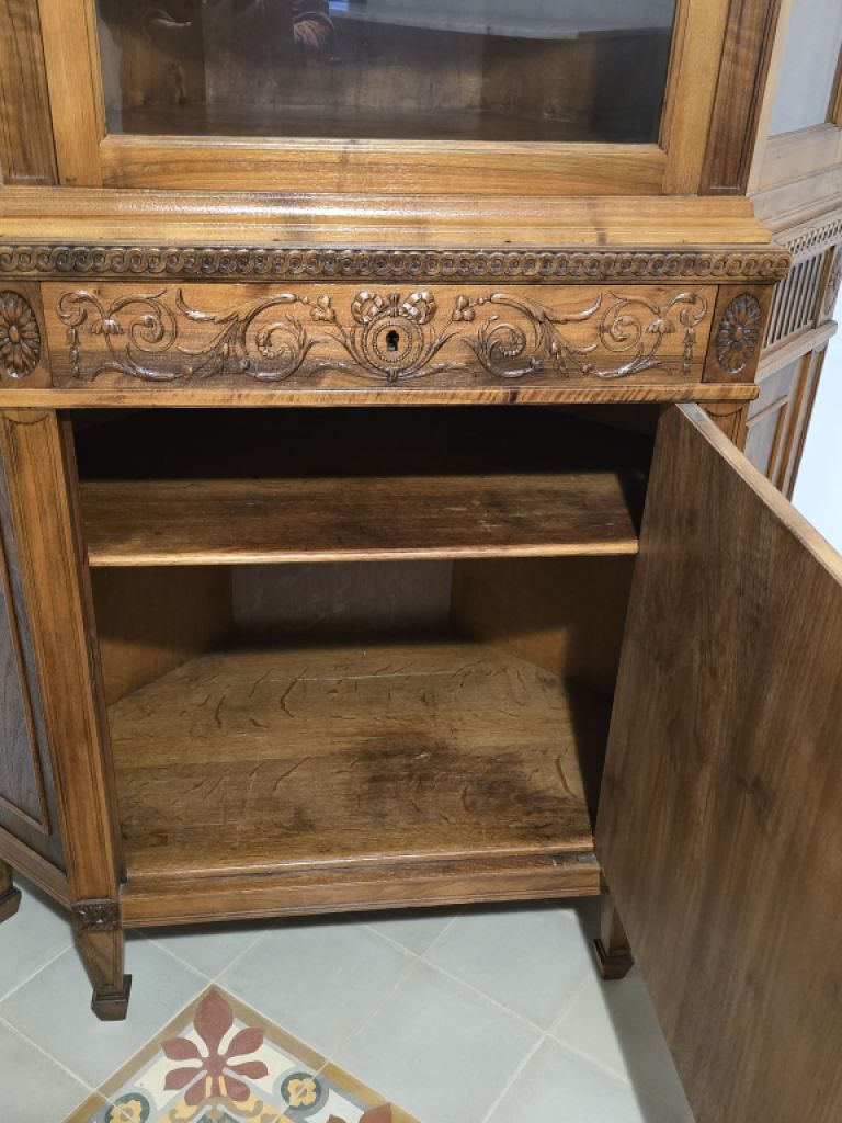 Armario de esquina antiguo en nogal, Louis Seize