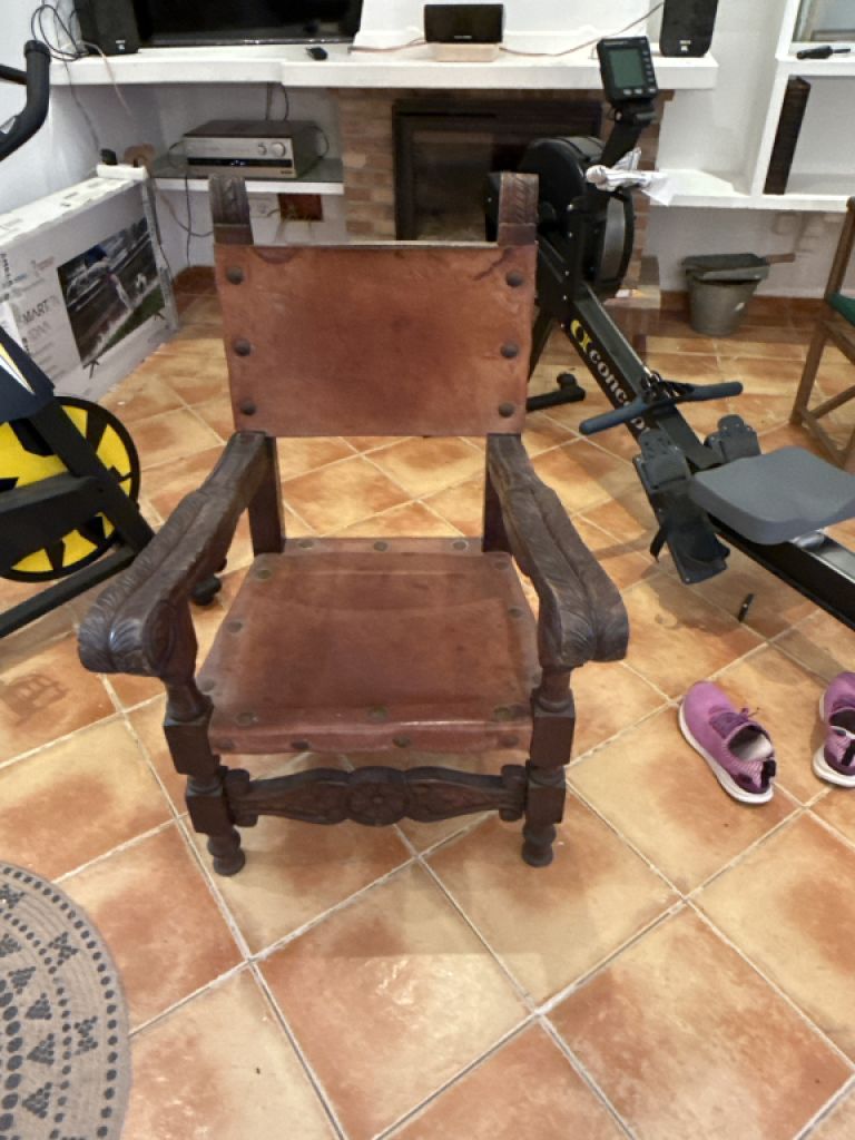 Sillón de cuero español antiguo