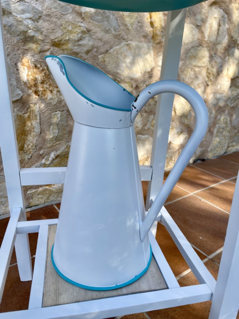 Antiker Waschtisch mit Schüssel und Kanne. Dekoratives Unikat!