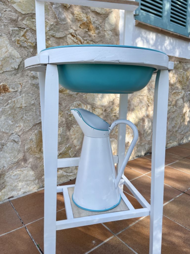 Antiker Waschtisch mit Schüssel und Kanne. Dekoratives Unikat!