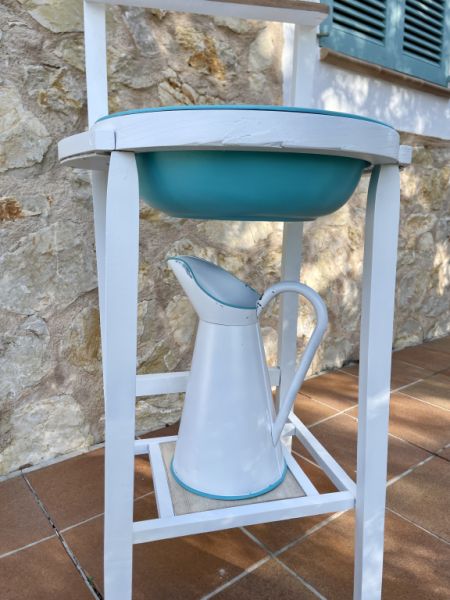 Antiker Waschtisch mit Schüssel und Kanne. Dekoratives Unikat!