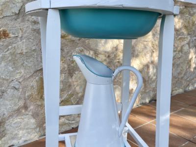 Antiker Waschtisch mit Schüssel und Kanne. Dekoratives Unikat!