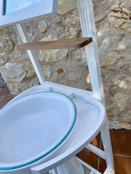 Antiker Waschtisch mit Schüssel und Kanne. Dekoratives Unikat!