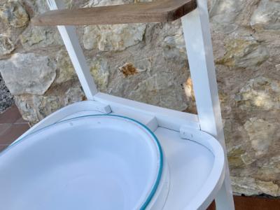 Antiker Waschtisch mit Schüssel und Kanne. Dekoratives Unikat!