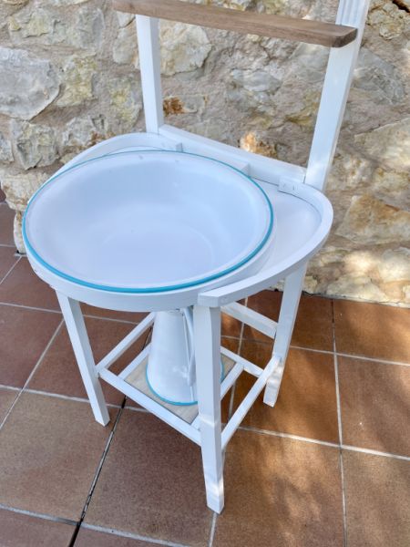 Antiker Waschtisch mit Schüssel und Kanne. Dekoratives Unikat!