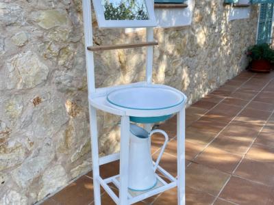 Antiker Waschtisch mit Schüssel und Kanne. Dekoratives Unikat!