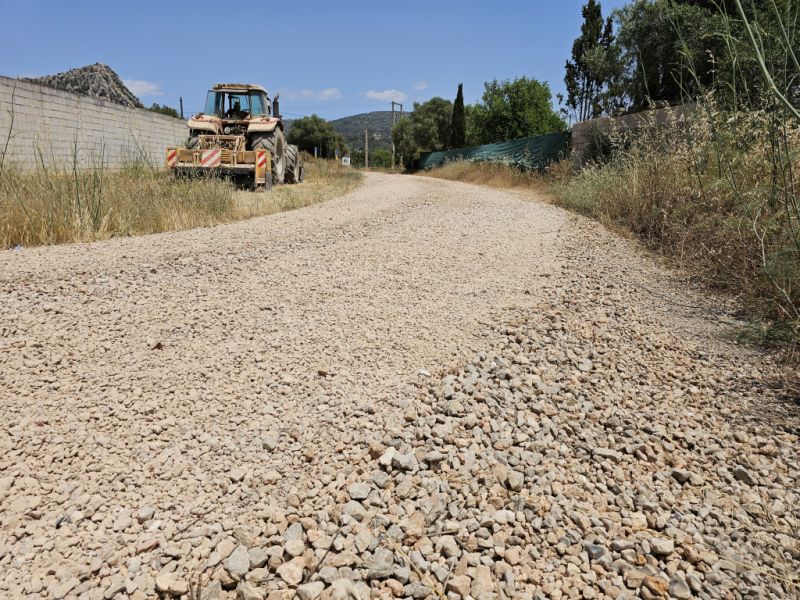 Ausbesserung ländlicher Wege mit feinem Kies