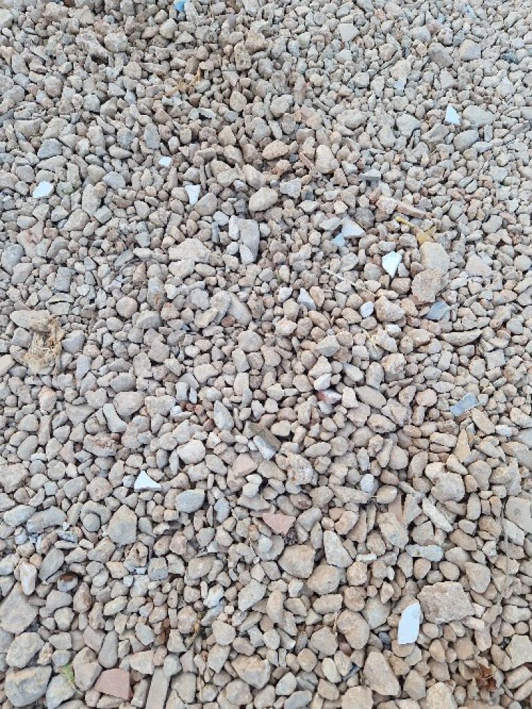 Ausbesserung ländlicher Wege mit feinem Kies