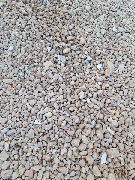 Ausbesserung ländlicher Wege mit feinem Kies