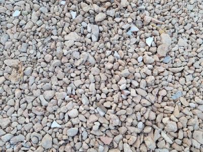 Ausbesserung ländlicher Wege mit feinem Kies