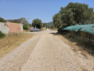 Ausbesserung ländlicher Wege mit feinem Kies