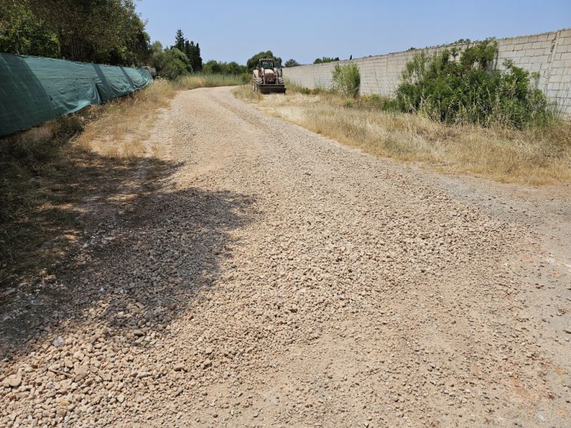Ausbesserung ländlicher Wege mit feinem Kies