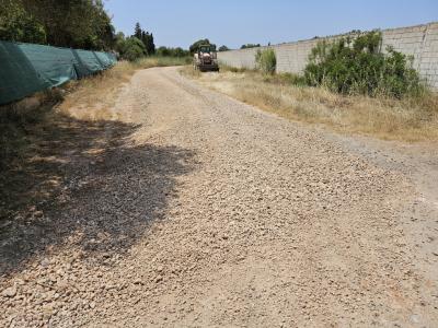 Ausbesserung ländlicher Wege mit feinem Kies