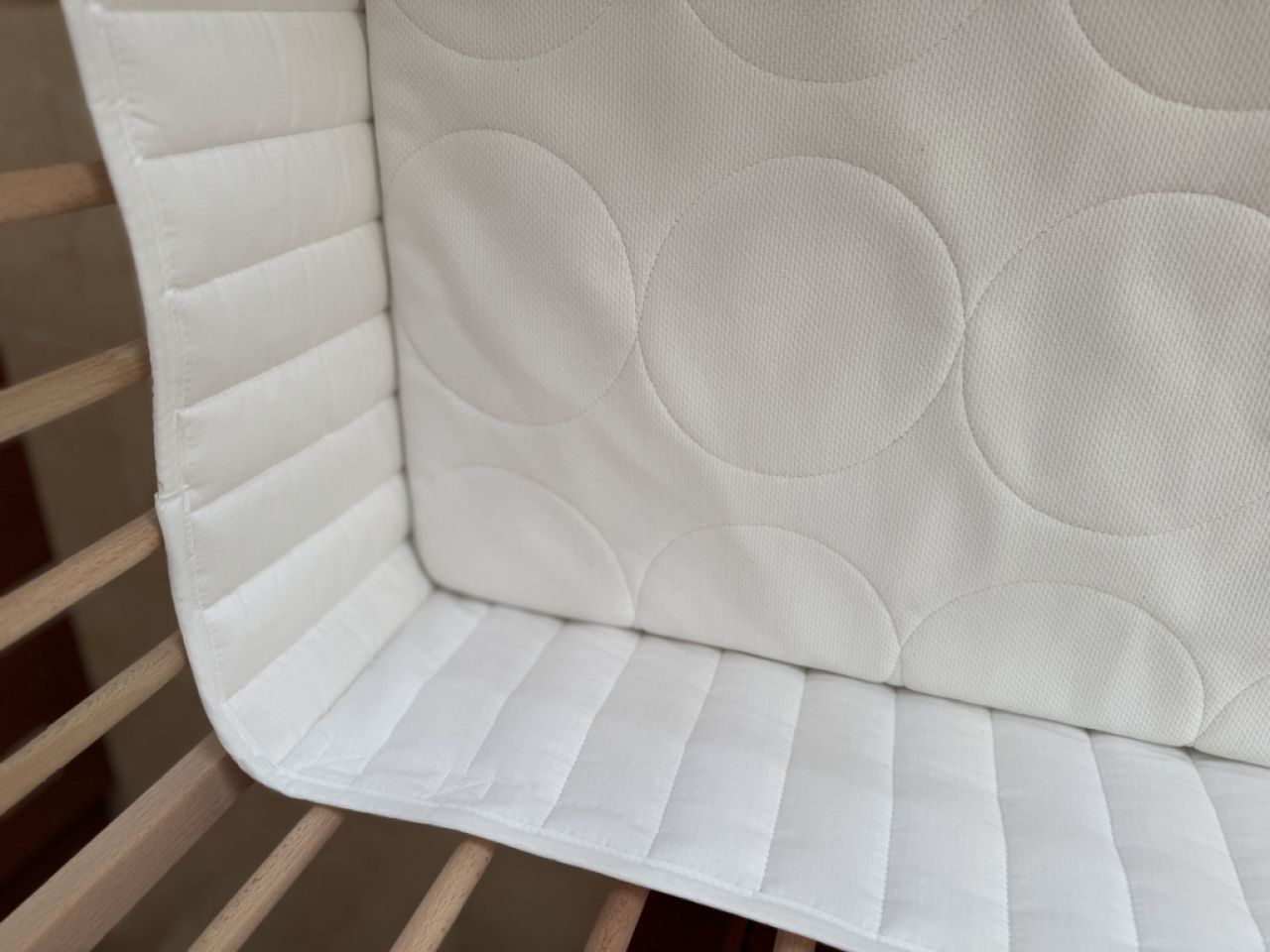 Cuna, colchón y chinchorera para bebé