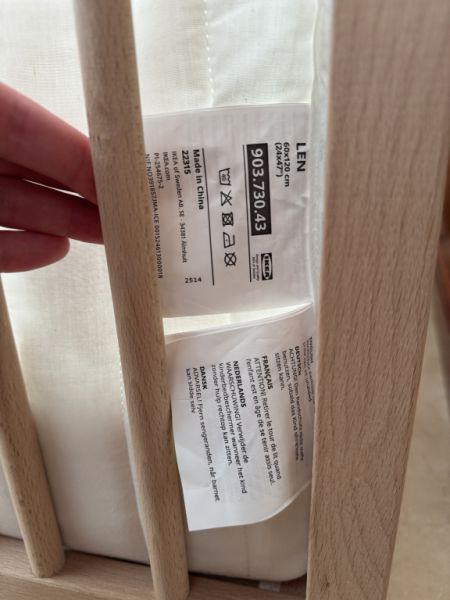 Cuna, colchón y chinchorera para bebé