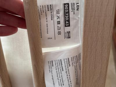 Cuna, colchón y chinchorera para bebé