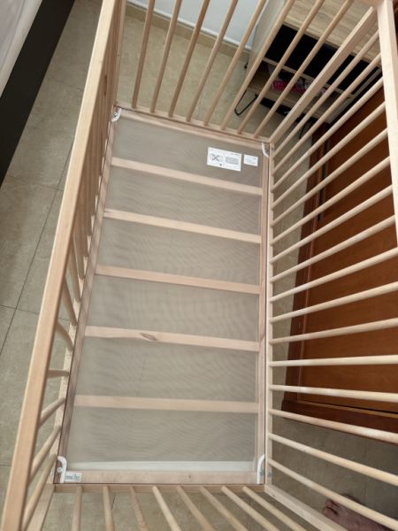 Cuna, colchón y chinchorera para bebé