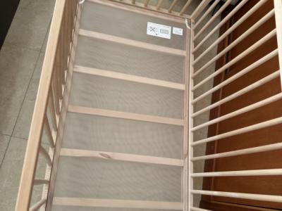 Cuna, colchón y chinchorera para bebé