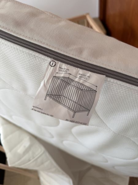 Cuna, colchón y chinchorera para bebé