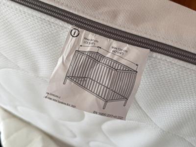 Cuna, colchón y chinchorera para bebé