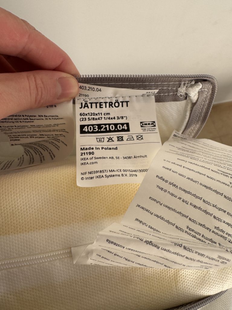 Cuna, colchón y chinchorera para bebé