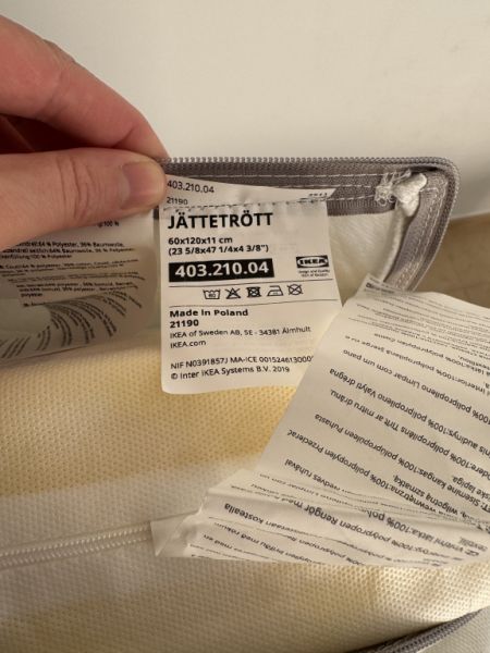 Cuna, colchón y chinchorera para bebé