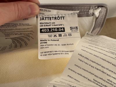 Cuna, colchón y chinchorera para bebé