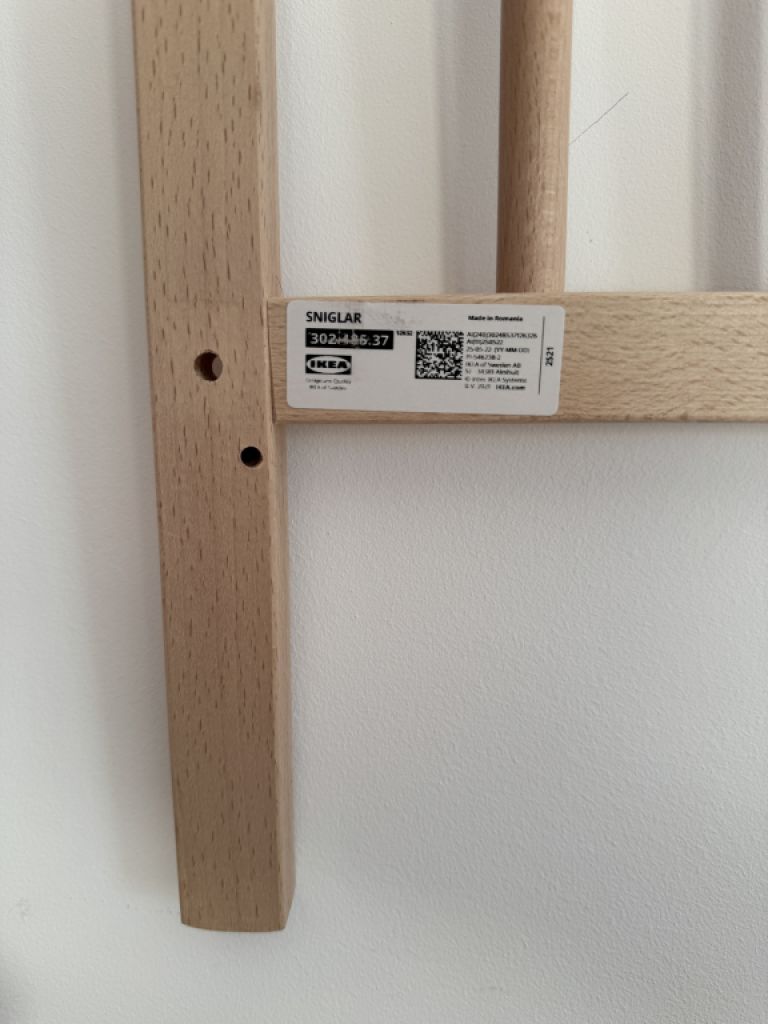 Cuna, colchón y chinchorera para bebé