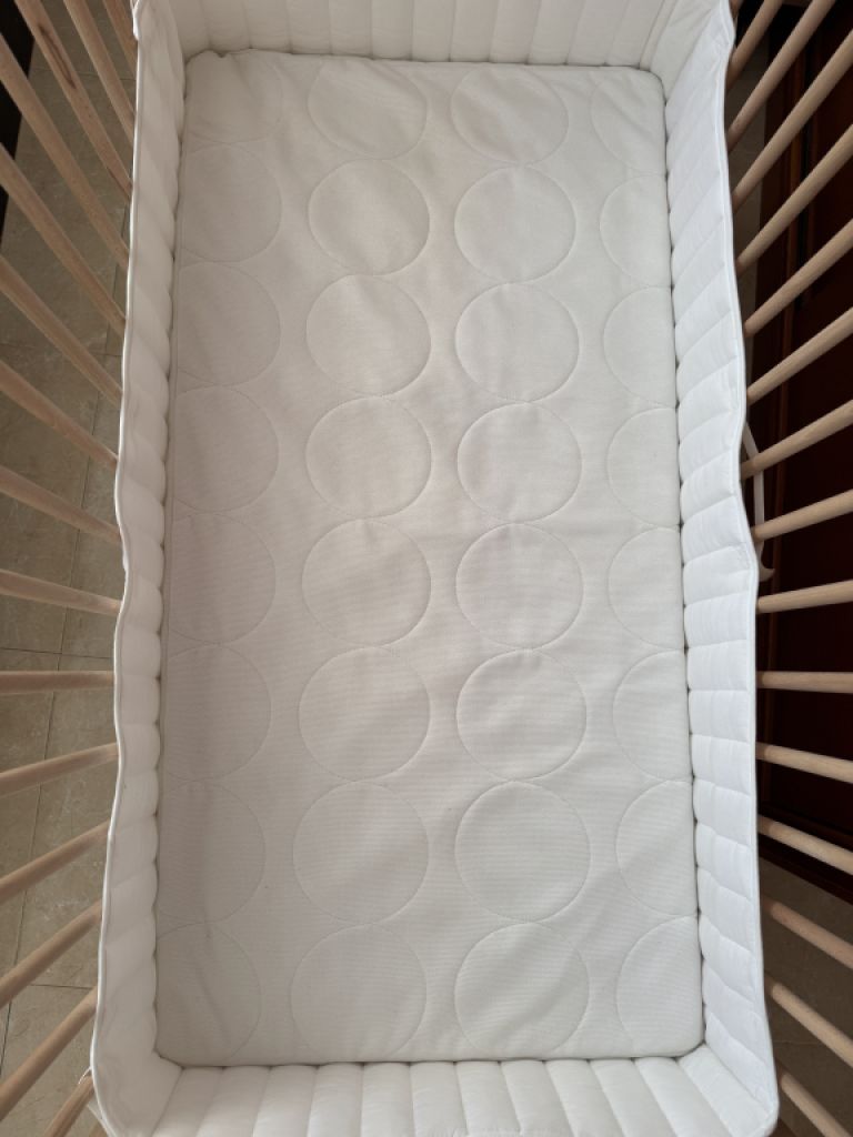 Cuna, colchón y chinchorera para bebé