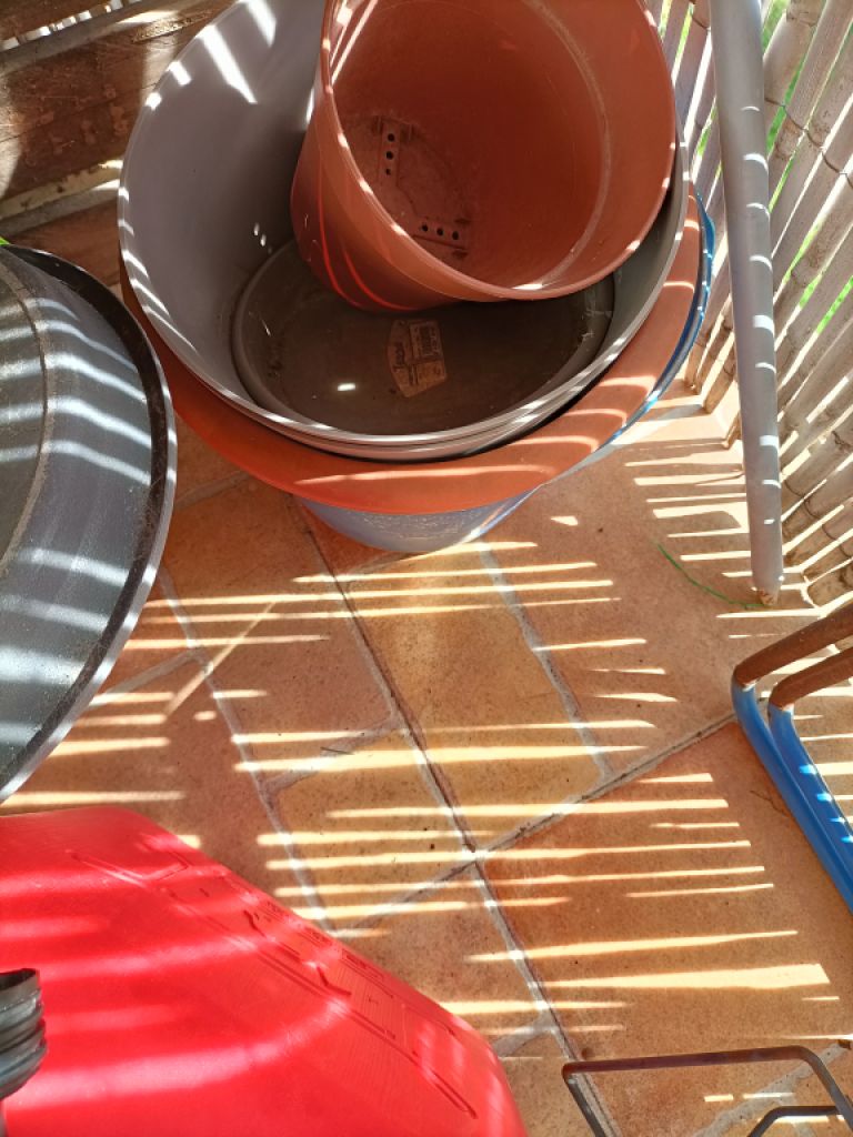 Balkonkästen, Pflanzenkübel und Gießkannen