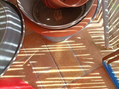 Jardineras de balcón, maceteros y regaderas