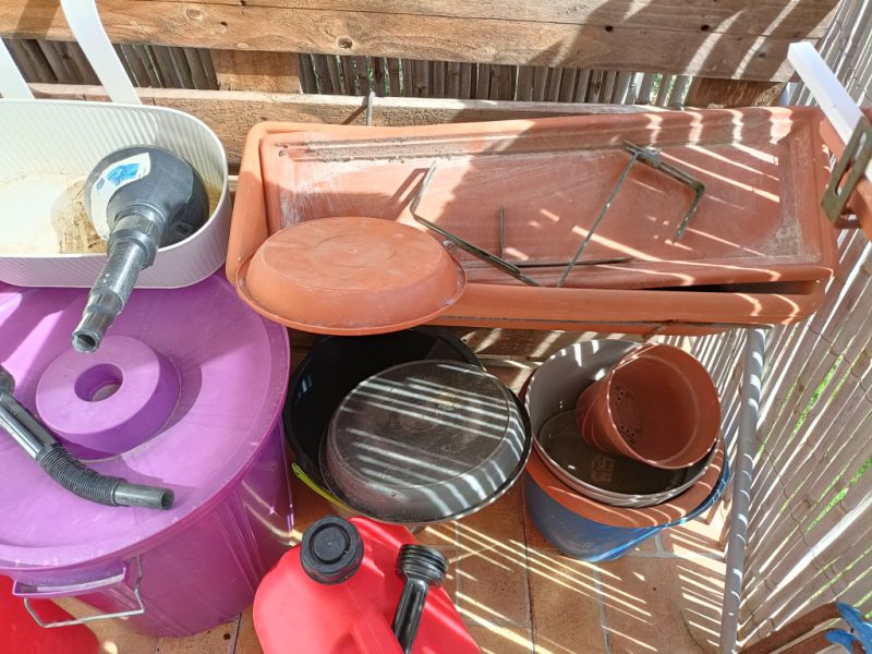 Jardineras de balcón, maceteros y regaderas