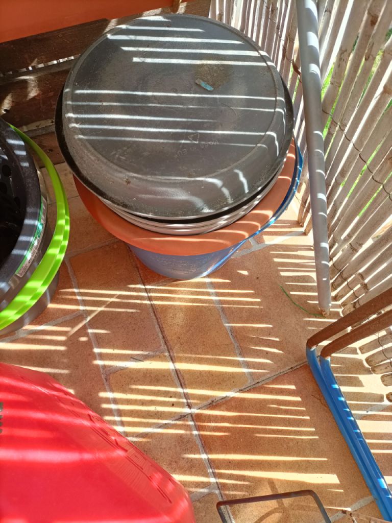 Jardineras de balcón, maceteros y regaderas