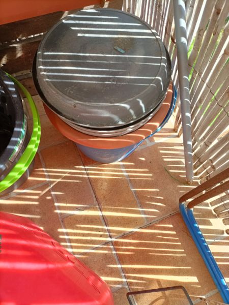 Jardineras de balcón, maceteros y regaderas