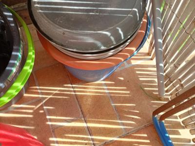 Jardineras de balcón, maceteros y regaderas