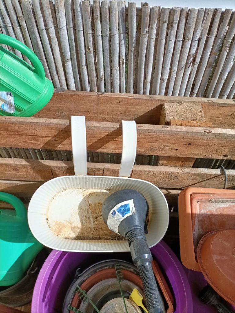 Jardineras de balcón, maceteros y regaderas