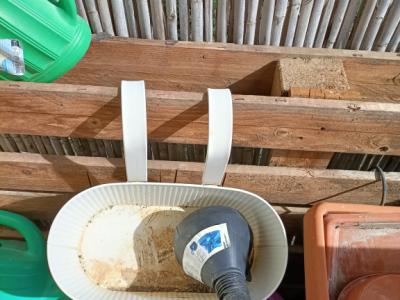 Jardineras de balcón, maceteros y regaderas