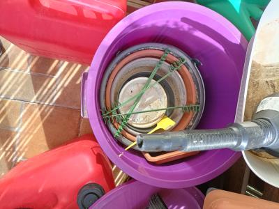 Jardineras de balcón, maceteros y regaderas