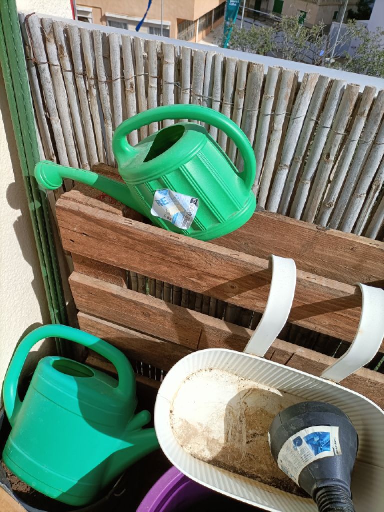 Jardineras de balcón, maceteros y regaderas